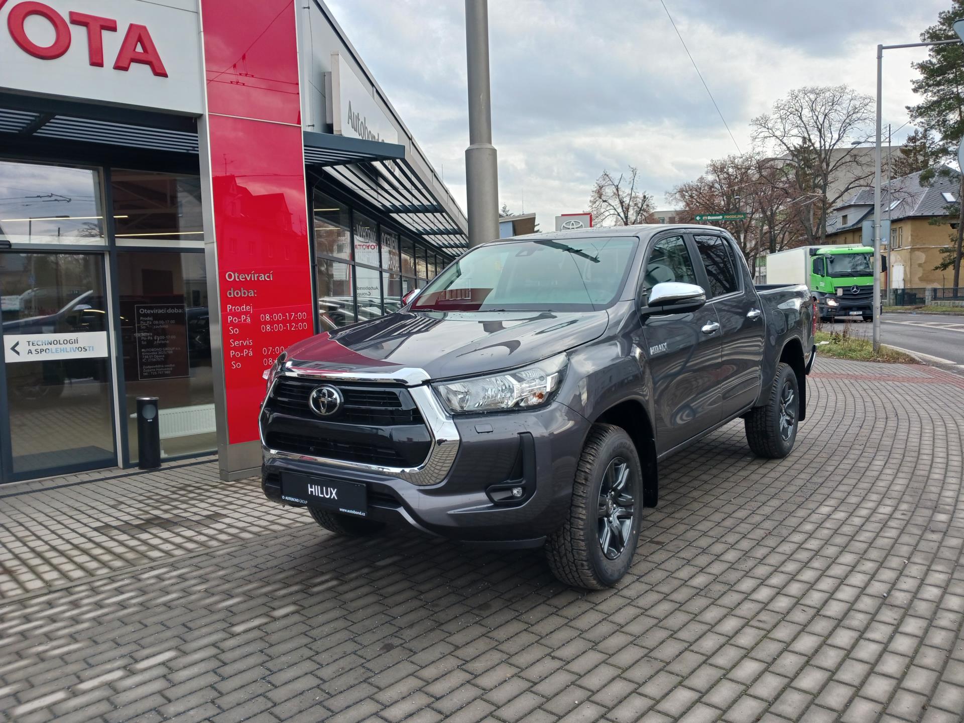 Toyota Hilux 2.8D 6MT Active + tažné zařízení