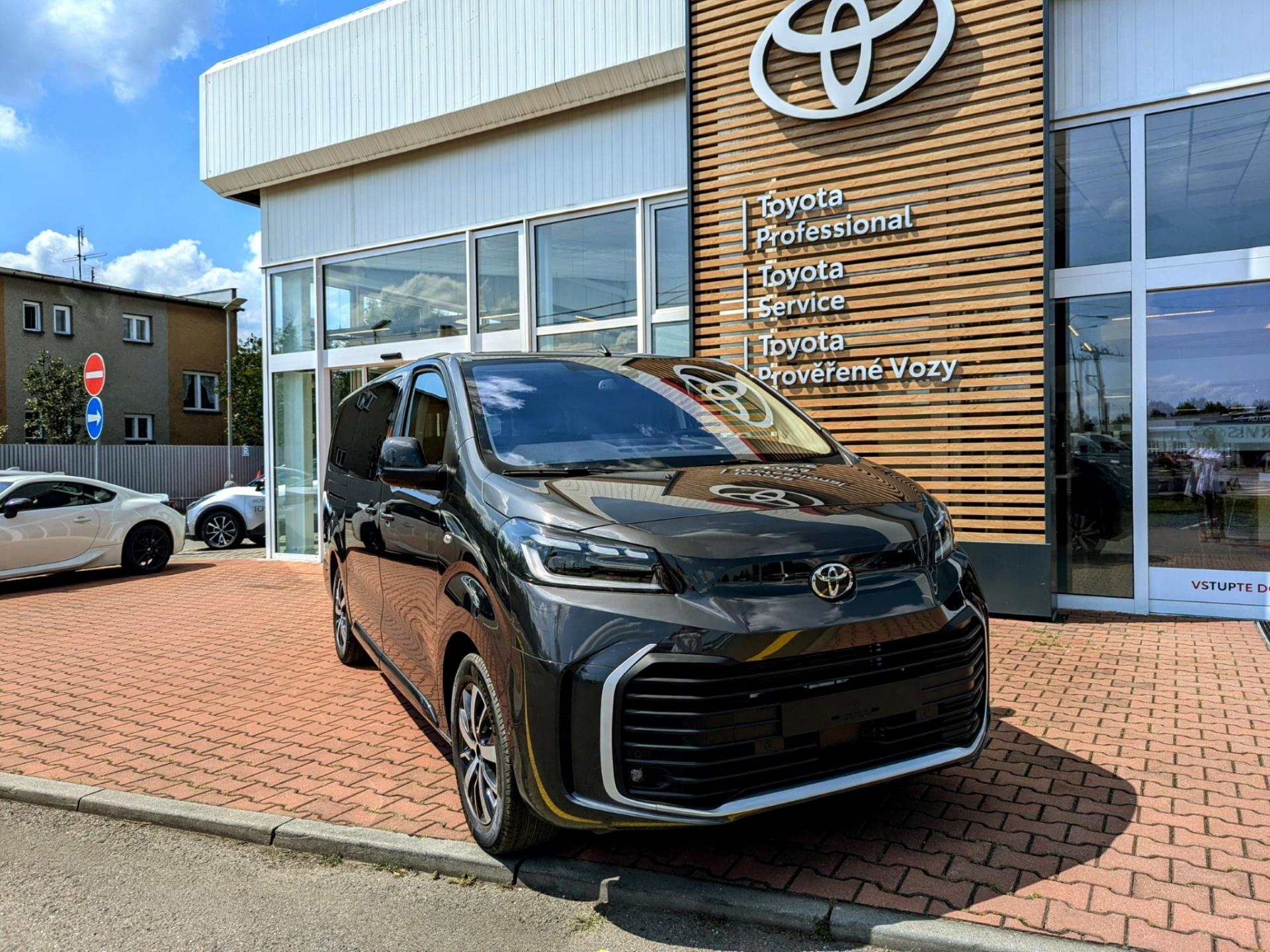Toyota Proace Verso 2.0L DIESEL 177 8AT 4×2 L2 BUSINESS COMFORT TAILGATE 8 MÍST