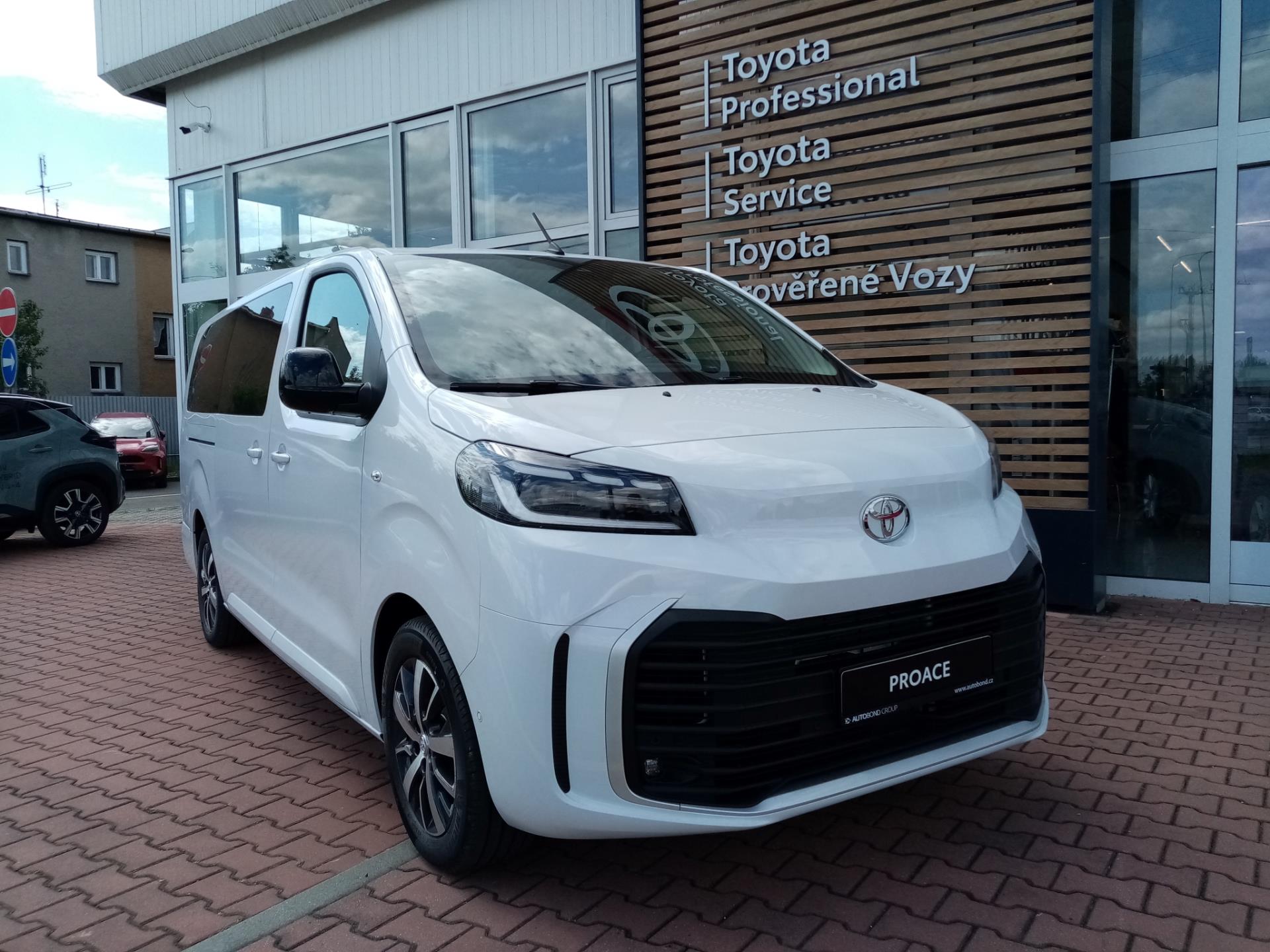 Toyota ProAce 2.0D 180 8AT 4×2 L2 BUSINESS COMFORT TECH 8 MÍST