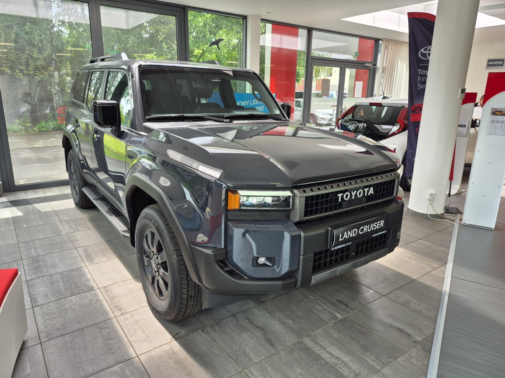 Toyota Land Cruiser Invincible 4×4 2.8L Diesel AT