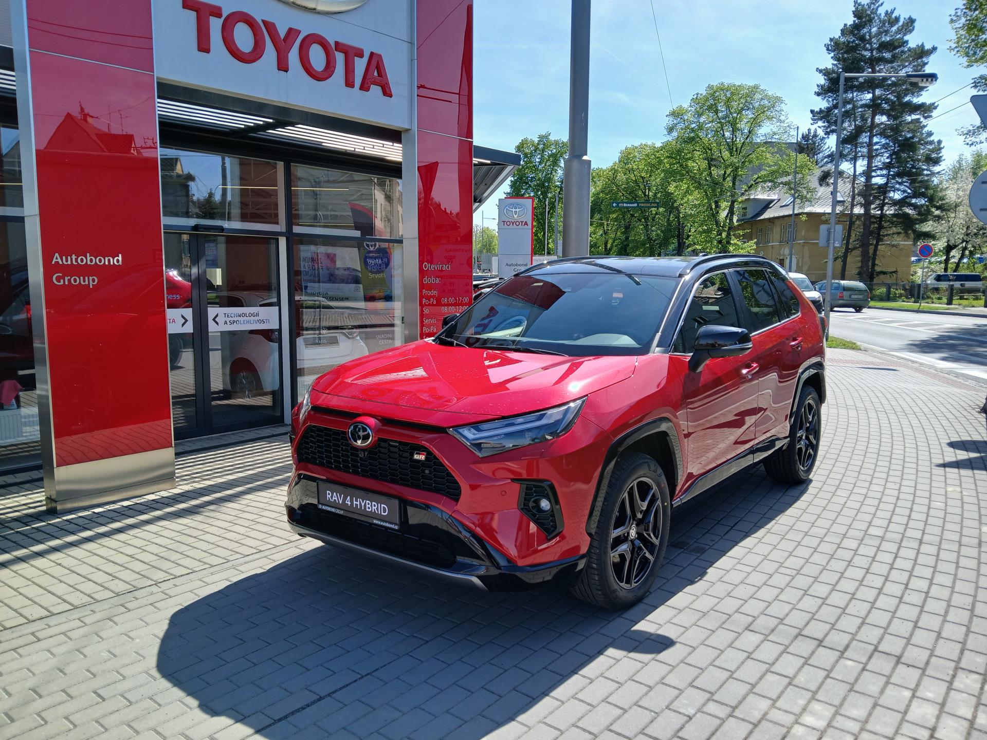 Toyota RAV4 2,5 HEV 4×4 GR SPORT tažné, zimní pneu