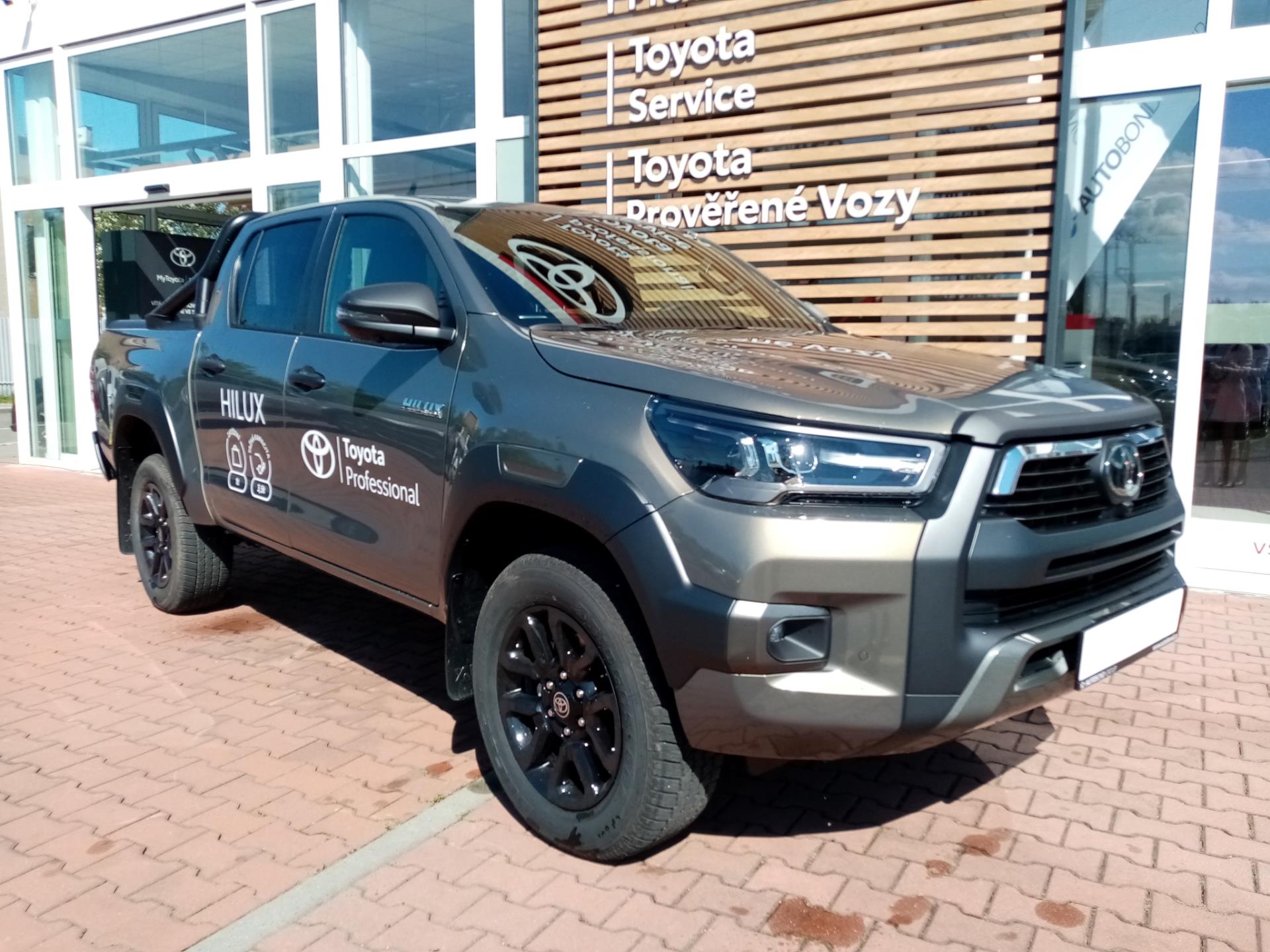 Toyota Hilux  2.8 D-4D Double Cab 4×4 INVINCIBLE