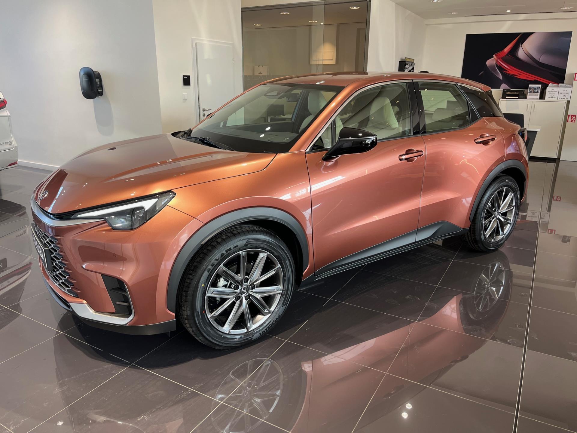 Lexus LBX Elegant Tech