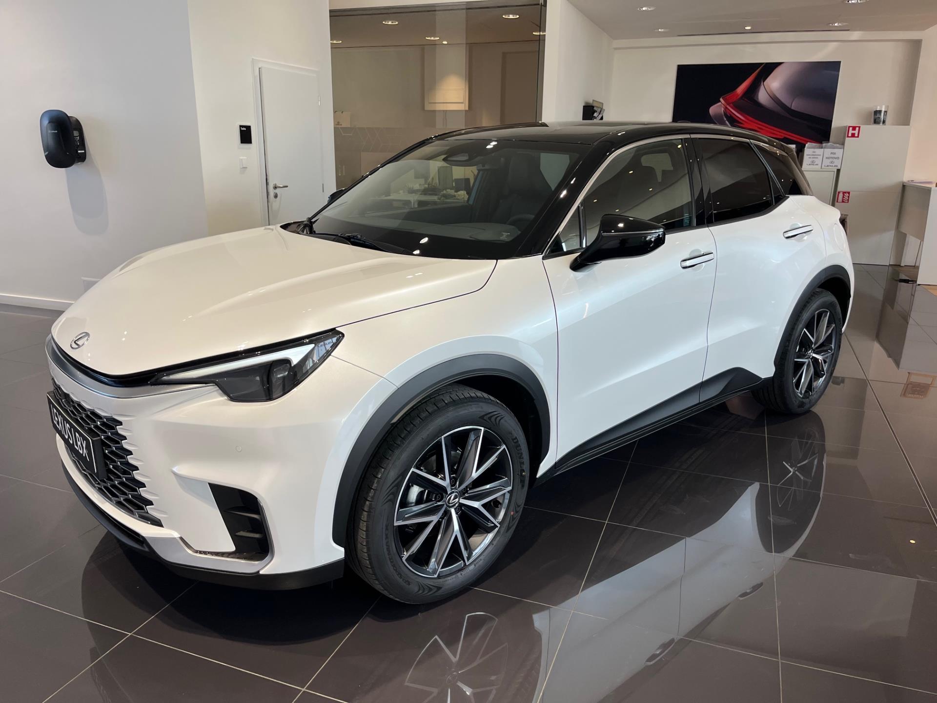 Lexus LBX  Elegant Tech Black (4×4)