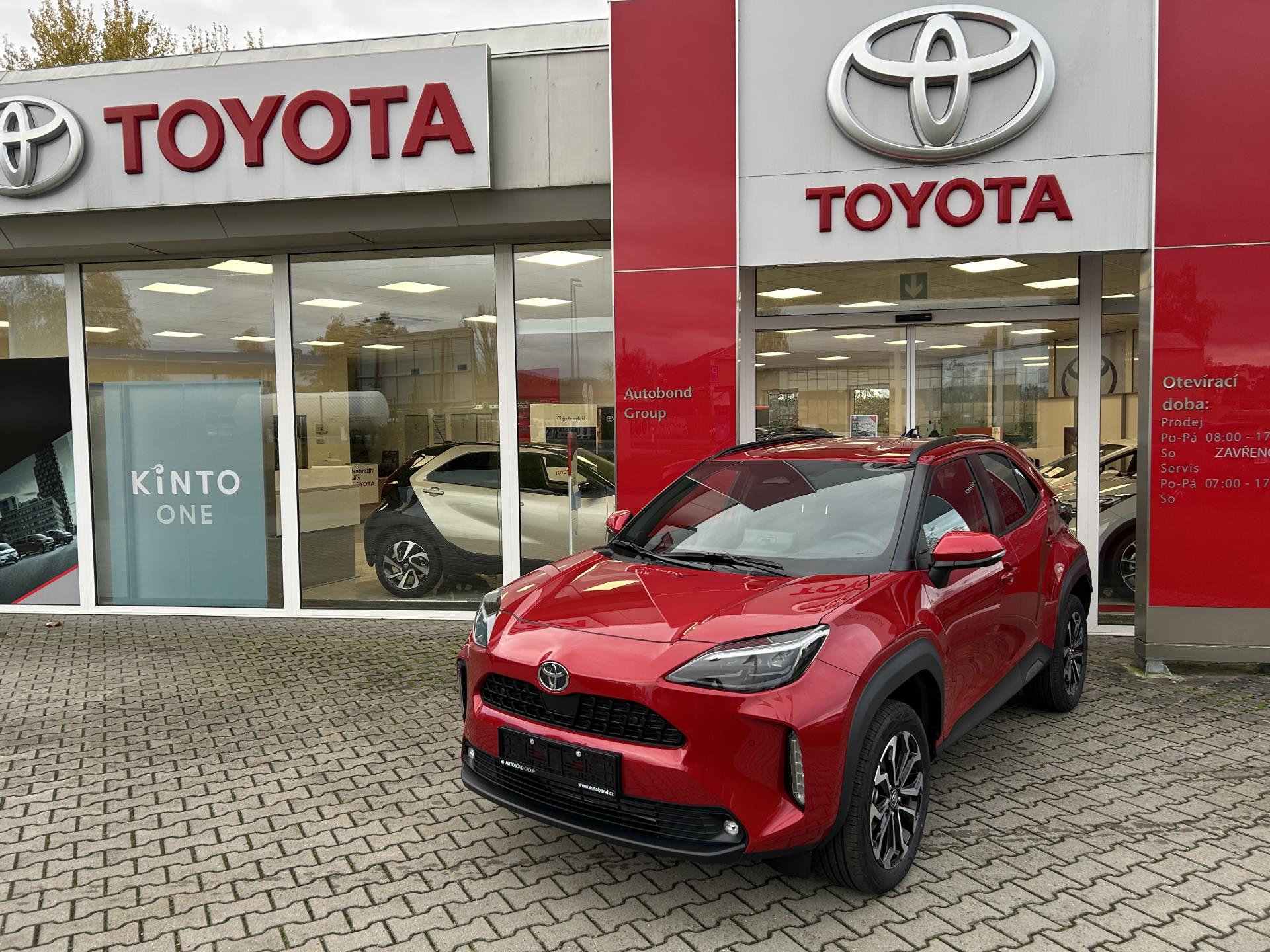Toyota Yaris Cross 1.5 HEV 4X4 STYLE Možnost zimní komplety zdarma.