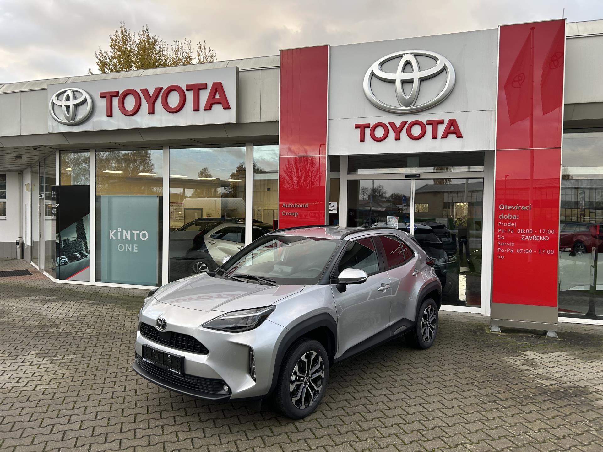 Toyota Yaris Cross 1.5 HEV 4X4 STYLE Možnost zimní komplety zdarma.