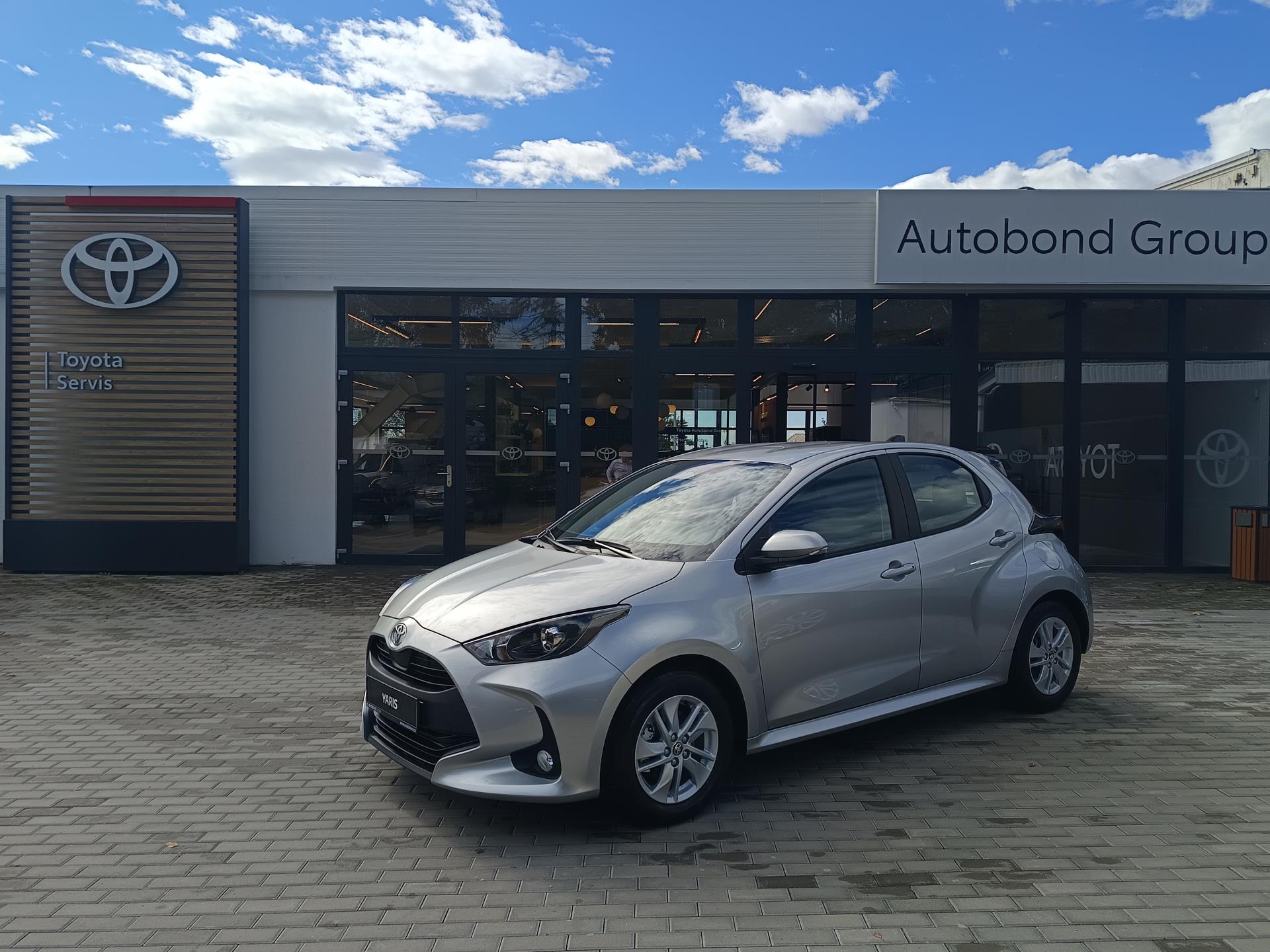 Toyota Yaris 1.5 HEV Comfort + zimní kola
