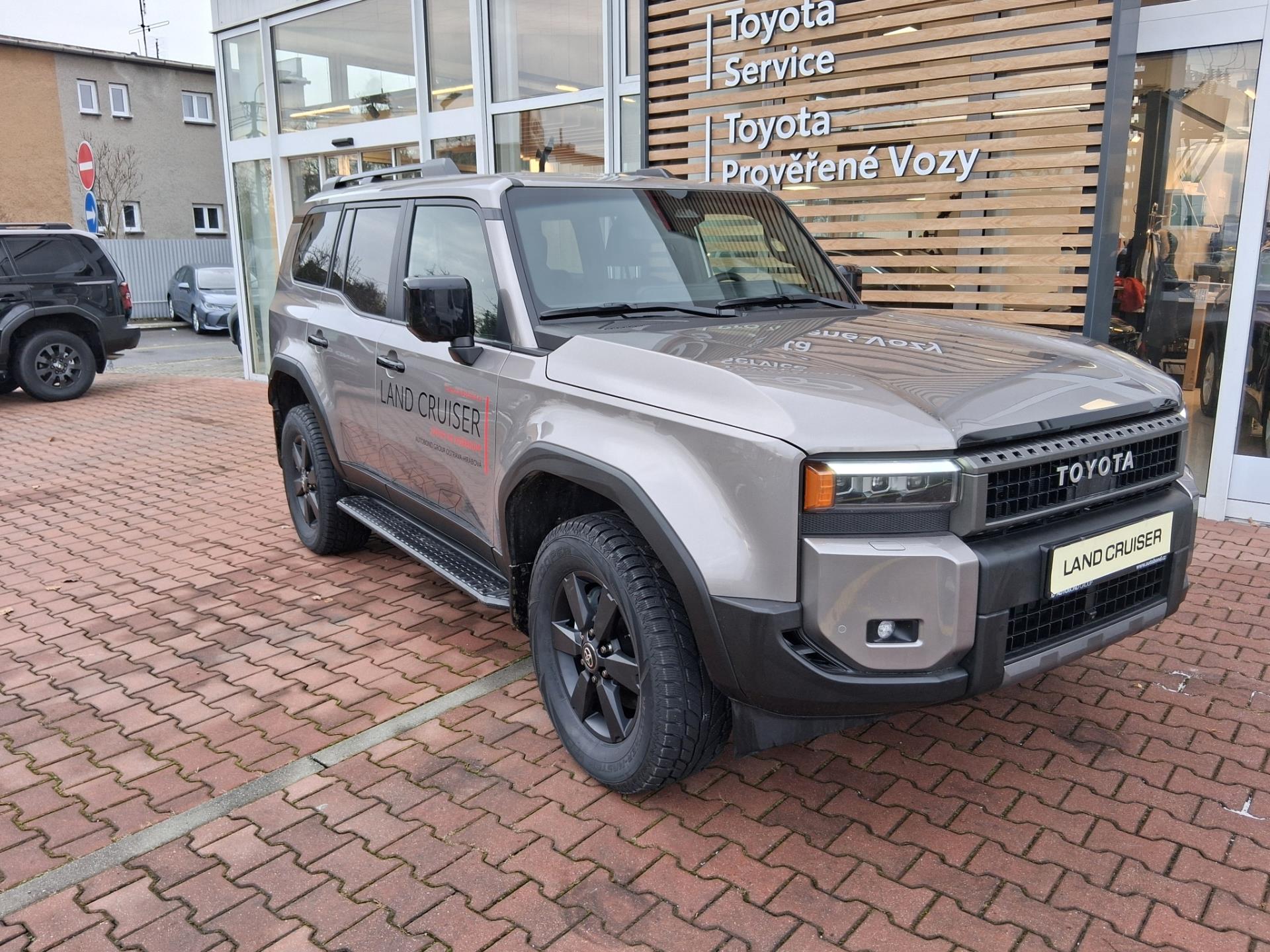 Toyota Land Cruiser 2,8D 4X4 EXECUTIVE + PRODLOUŽENA ZÁRUKA + ZIMNÍ KOMPLETY