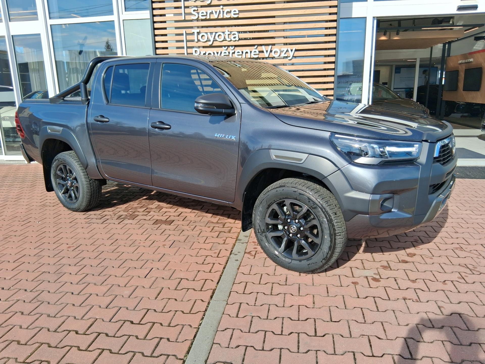 Toyota Hilux 2,8D-4D 205K INVINCIBLE + PAKET CARGO +TAŽNÉ ZAŘÍZENÍ