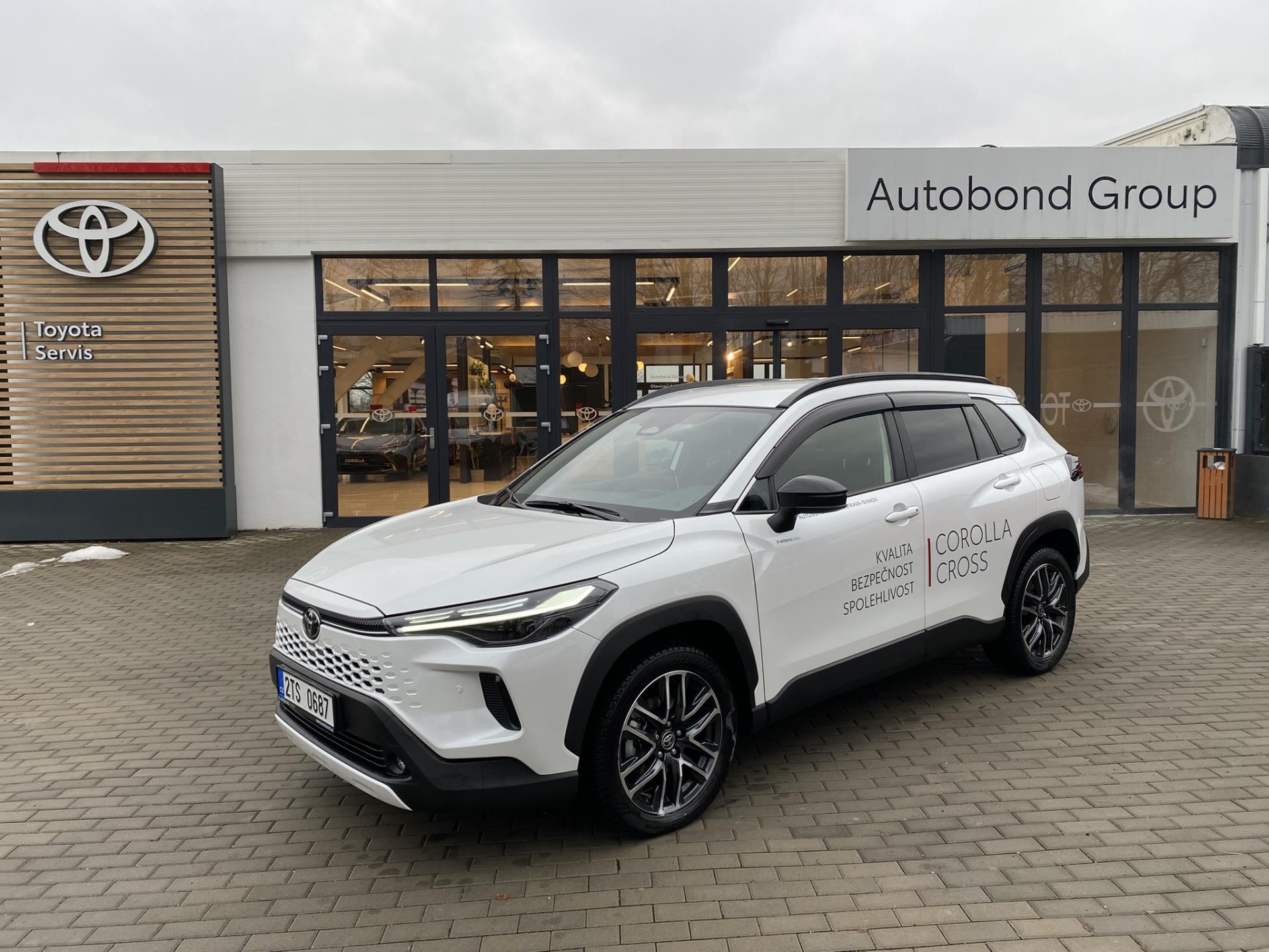 Toyota Corolla Cross 1.8 HEV STYLE, tažné, zimní pneu