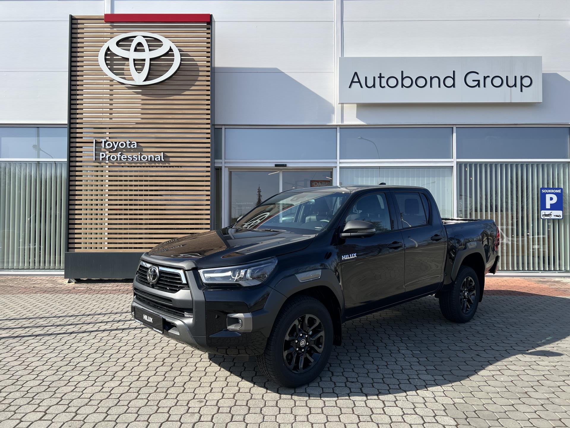 Toyota Hilux 2.8D 6AT Invincible 4×4 + tažné zařízení