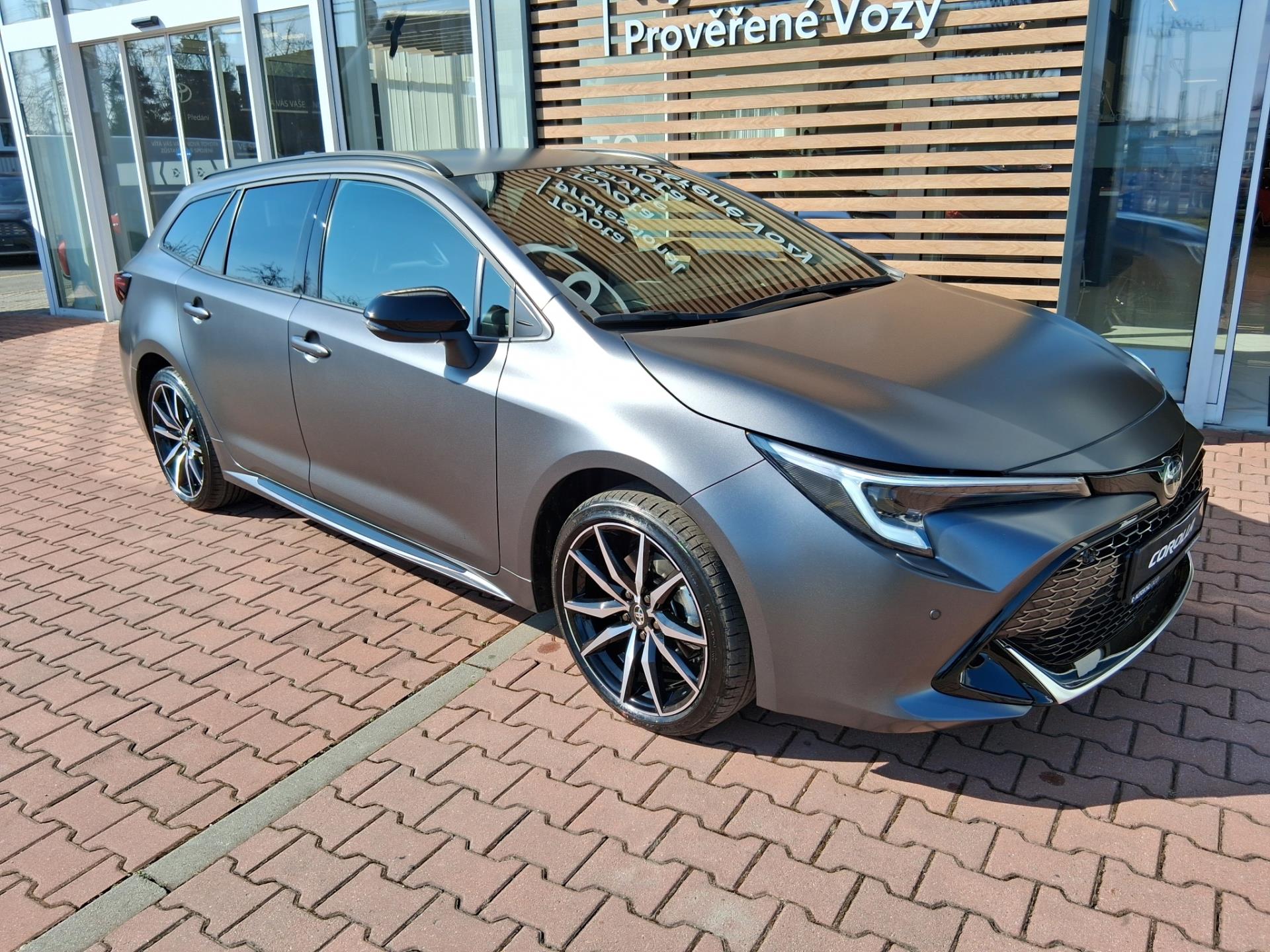 Toyota Corolla 2,0 HEV GR SPORT – MATNÁ ŠEDÁ