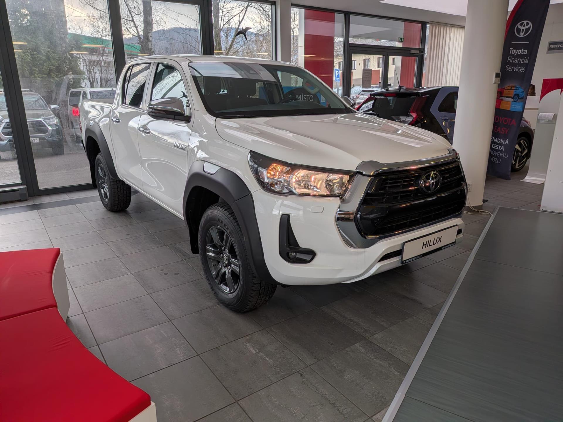 Toyota Hilux Active Double Cab, 2,8 D-4D (204 k) + tažné zařízení a lemy blatníků