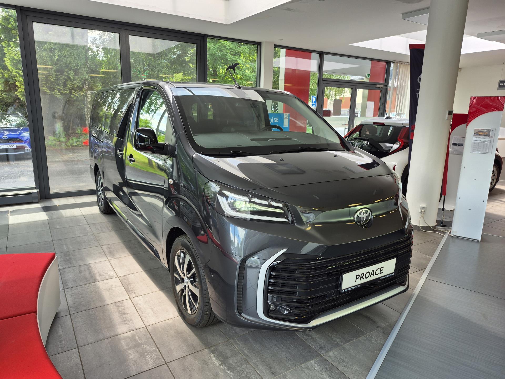 Toyota ProAce 2.0D 8AT Family 8S Webasto + TAŽNÉ ZAŘÍZENÍ A ZIMNÍ PNEUMATIKY