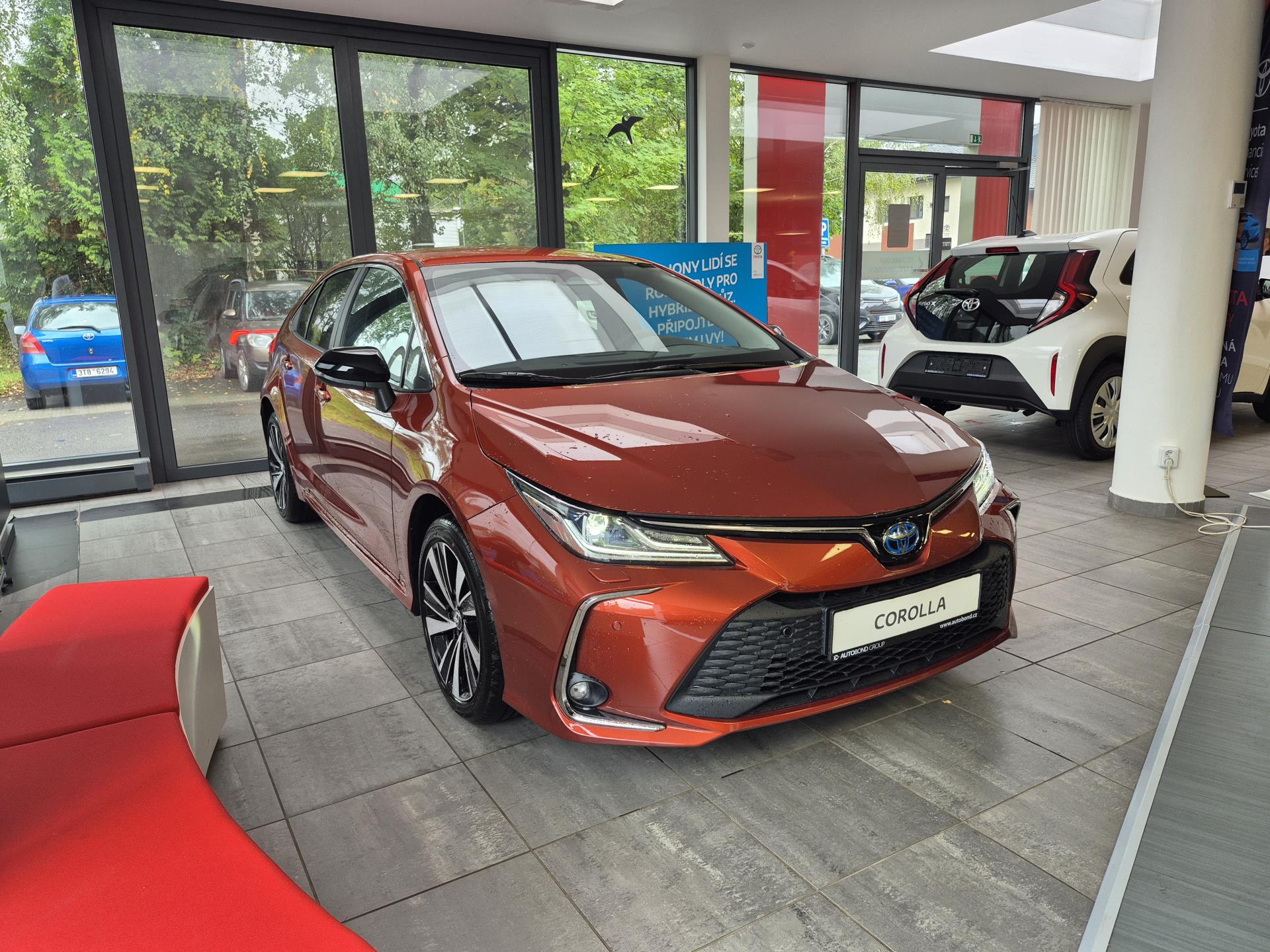 Toyota Corolla Style 1,8 Hybrid (140 k) ZIMNÍ PNEUMATIKY ZDARMA!