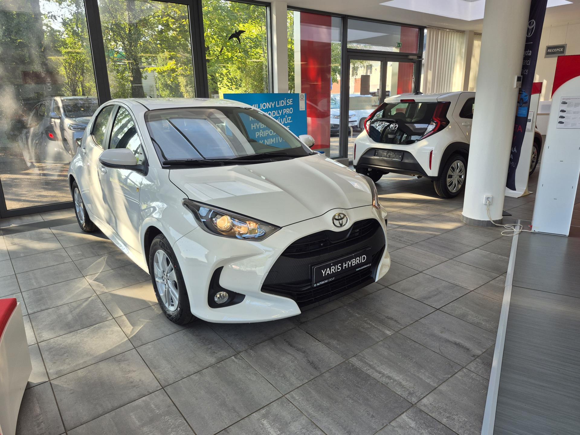 Toyota Yaris LIMITOVANÁ EDICE AUTOBOND Comfort 1.5 Hybrid (116 k) + zimní kompletní kola