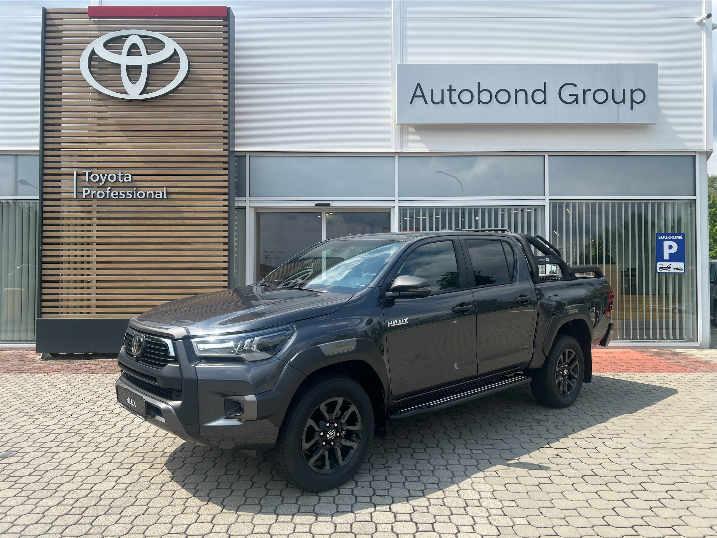 Toyota Hilux 2.8D 6AT Invincible 4×4 + tažné zařízení, naviják