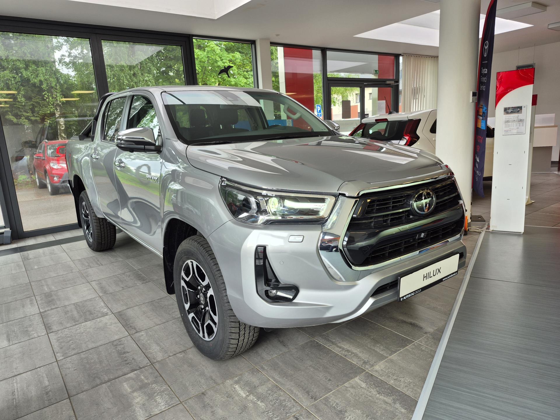 Toyota Hilux Invincible Double Cab, 2,8 D-4D (204 k) + tažné zařízení