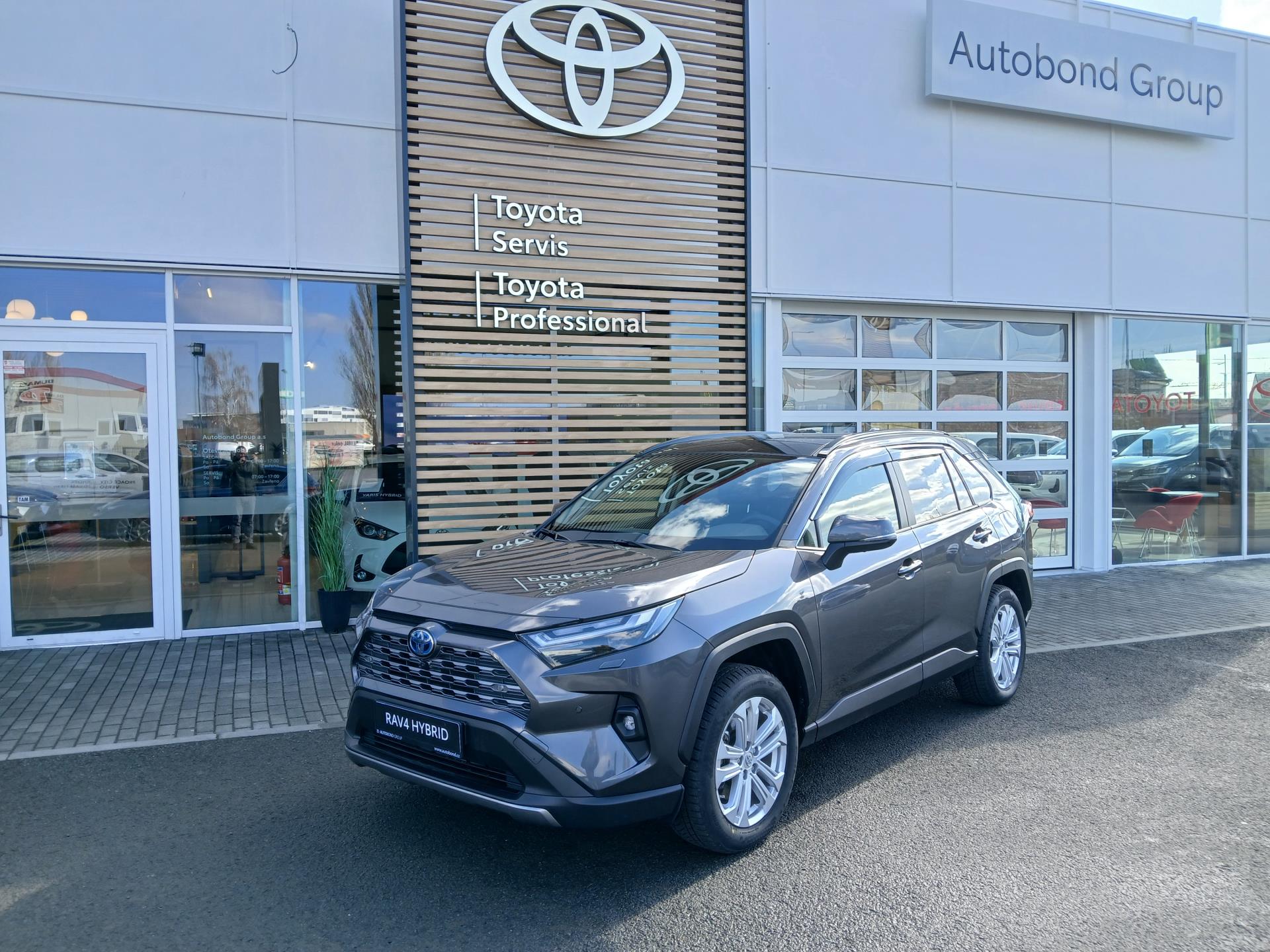 Toyota RAV4 2,5 HEV 4×4 EXECUTIVE,JBL,SKYVIEW Kompletní zimní kola, tažné zaříení zdarma