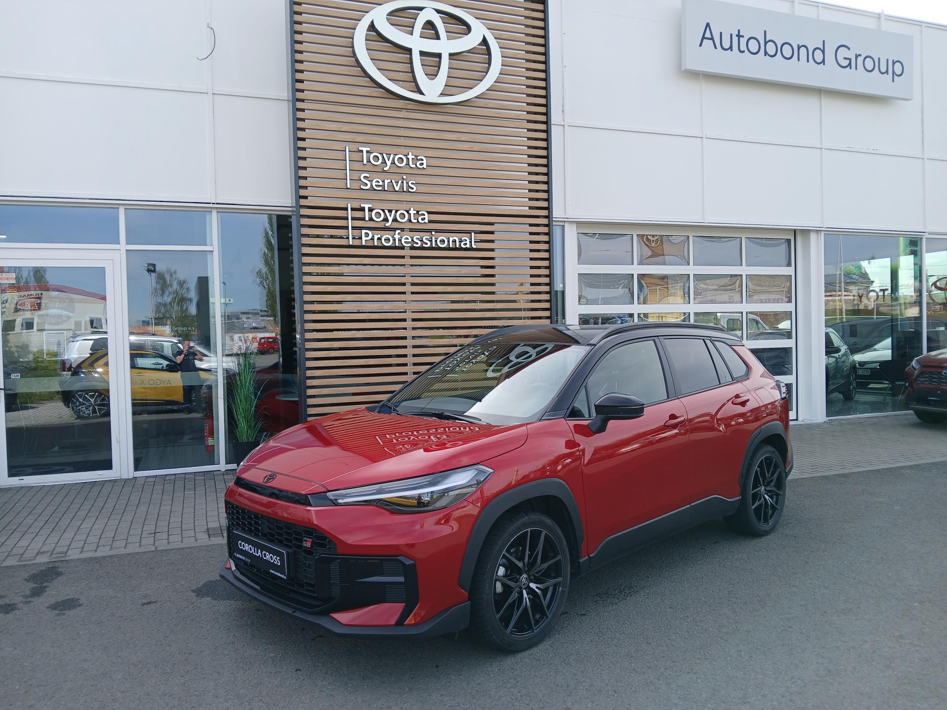 Toyota Corolla Cross 2,0 HEV CVT GR SPORT zimní pneu