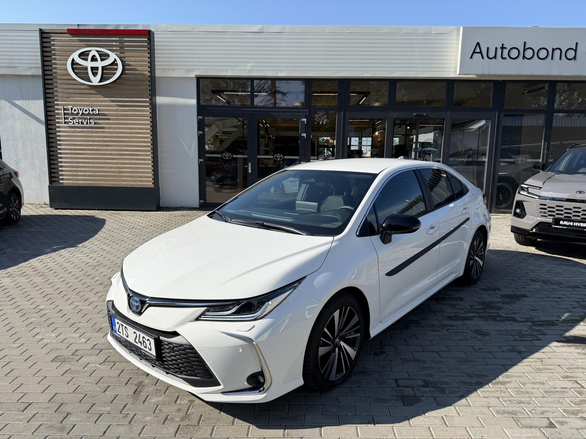 Toyota Corolla 1.8 HEV STYLE + zimní pneu