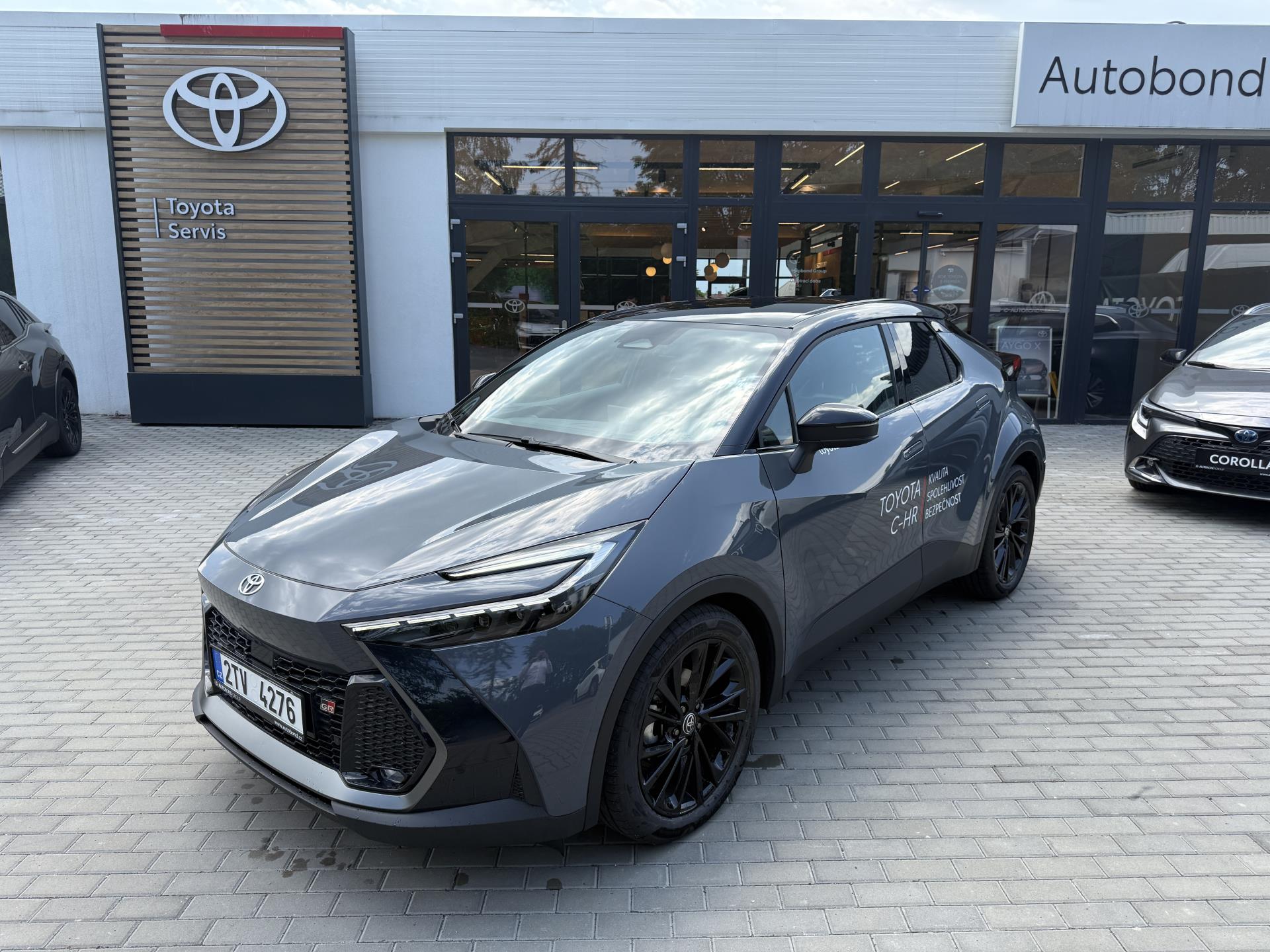 Toyota C-HR 1.8 HEV GR Sport + zimní pneu