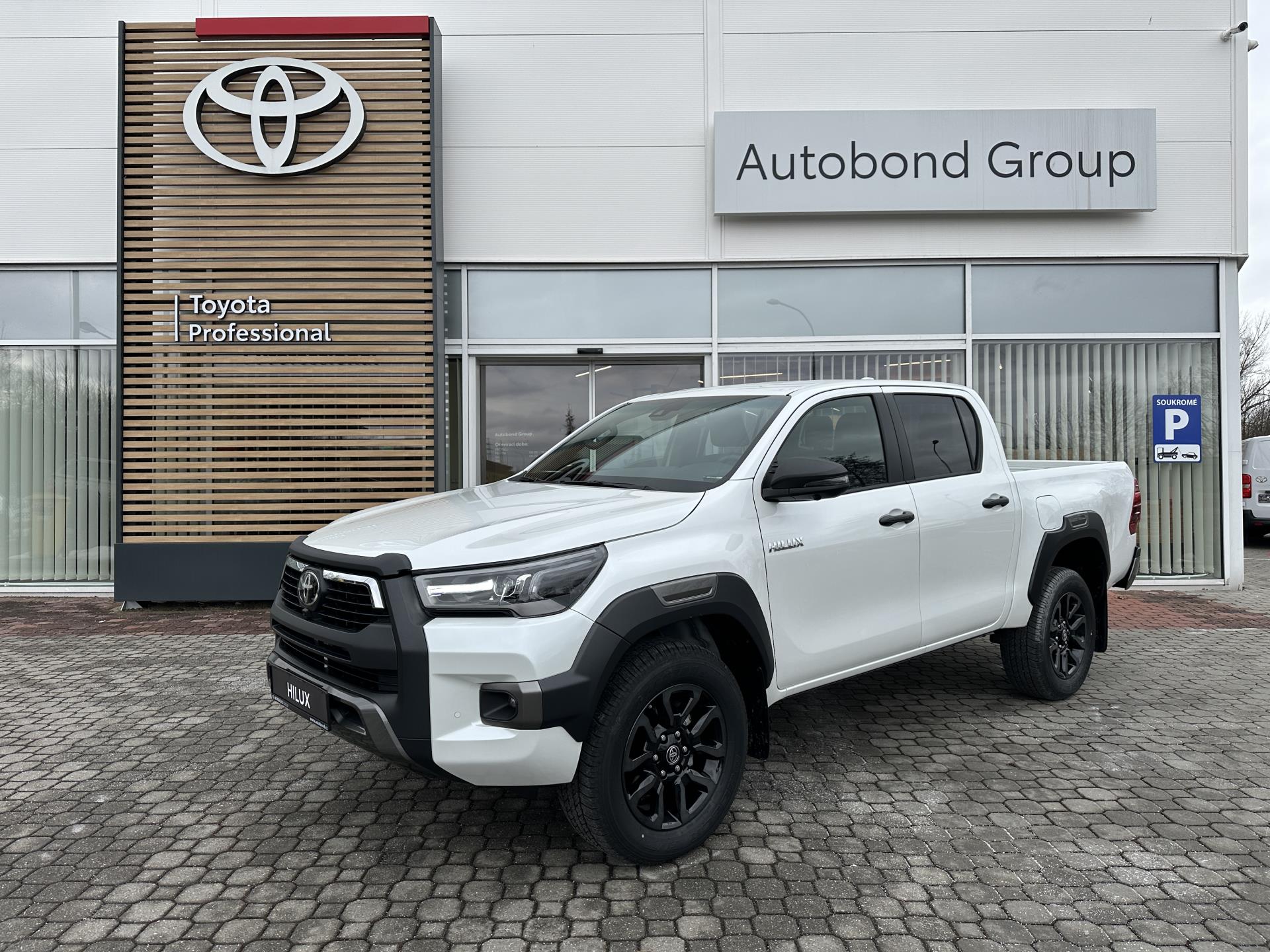 Toyota Hilux 2.8D 6AT Invincible 4×4 + tažné zařízení