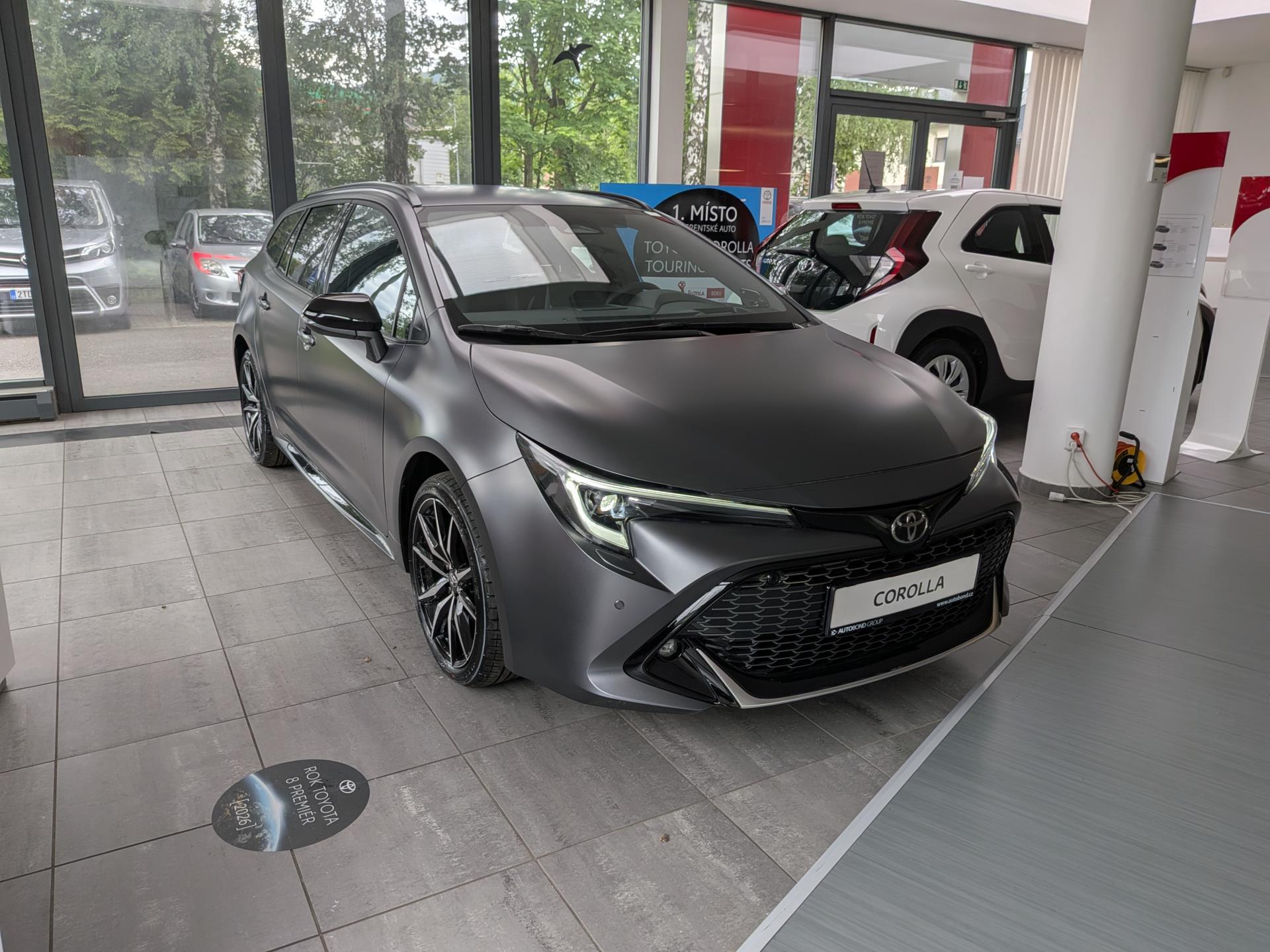 Toyota Corolla 2,0 HEV GR SPORT JBL – MATNÁ ŠEDÁ + TAŽNÉ ZAŘÍZENÍ