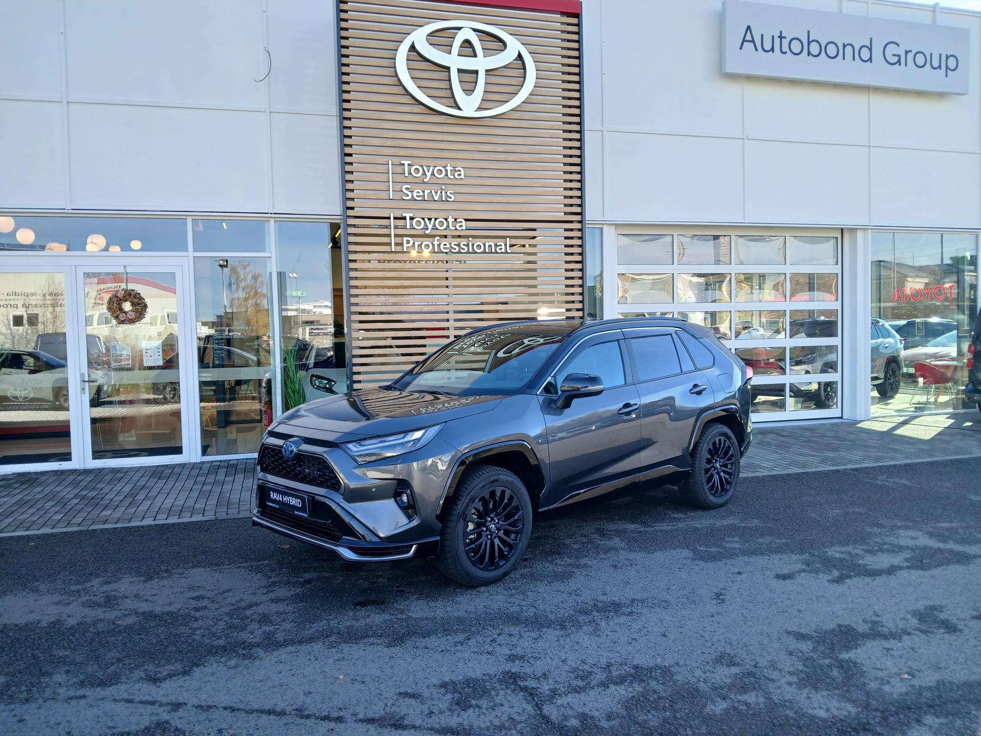 Toyota RAV4 2,5 PHEV – zimní kompletní kola, tažné zařízení odnímatelné