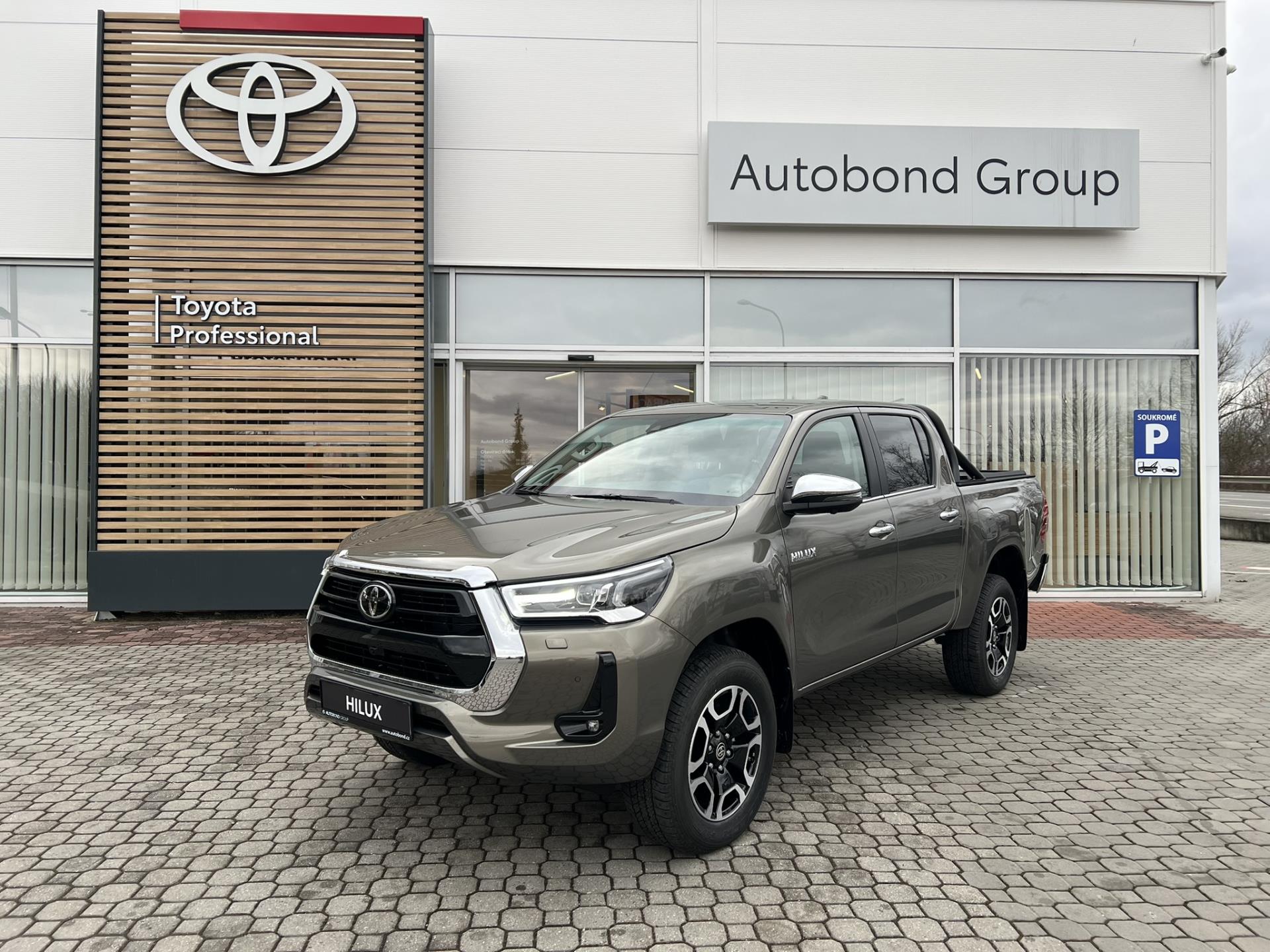 Toyota Hilux 2.8D 6AT Executive 4×4 + tažné + roleta