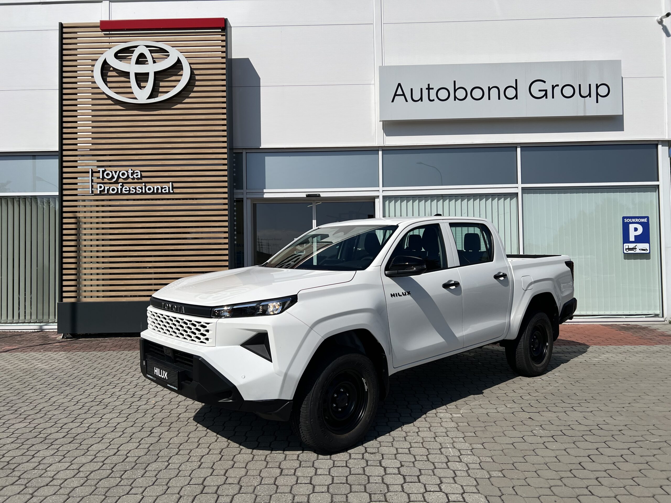Toyota Hilux 2.8D MHEV 6AT Live 4×4 + tažné zařízení