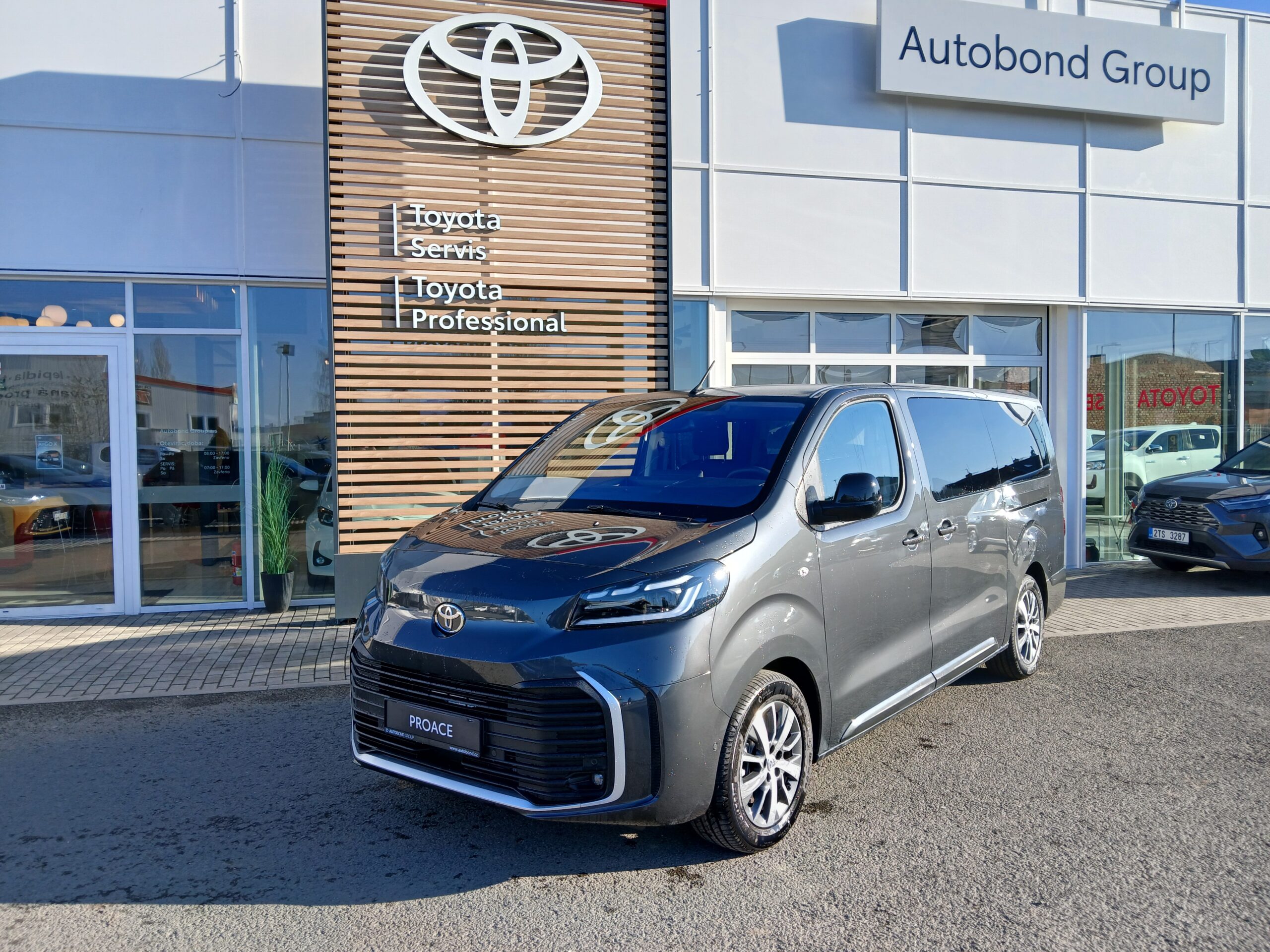 Toyota Proace Verso 2.2L Business Comfort 8AT + TAŽNÉ ZAŘÍZENÍ