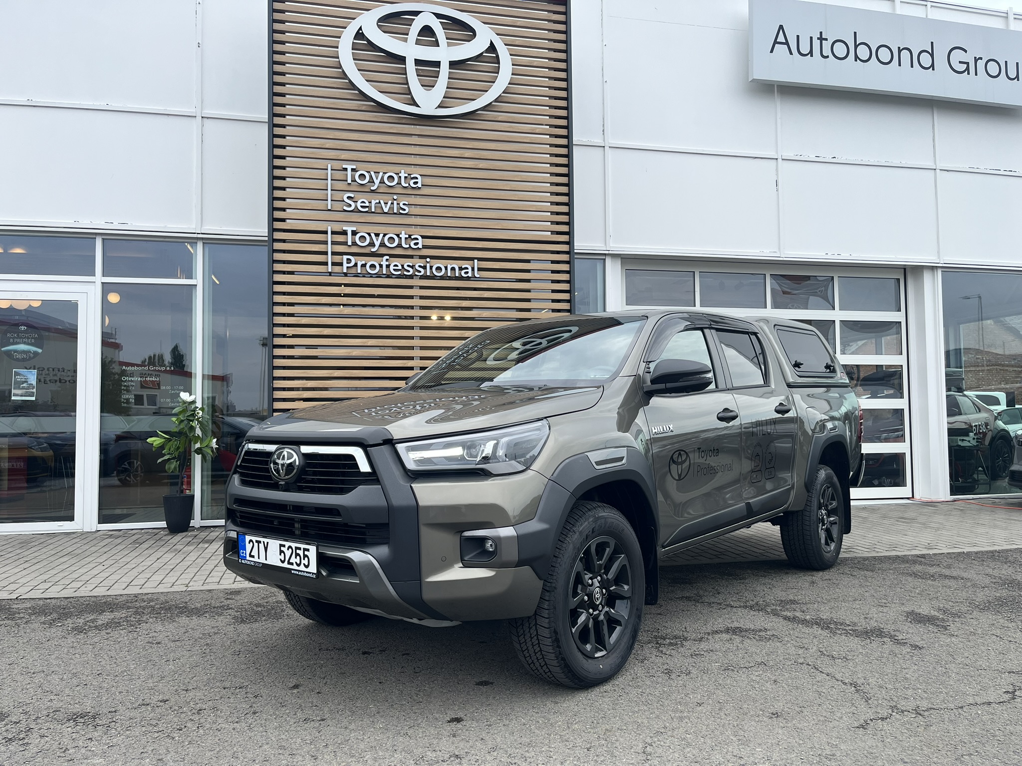 Toyota Hilux 2.8D 4×4 Invincible + HARDTOP, TAŽNÉ