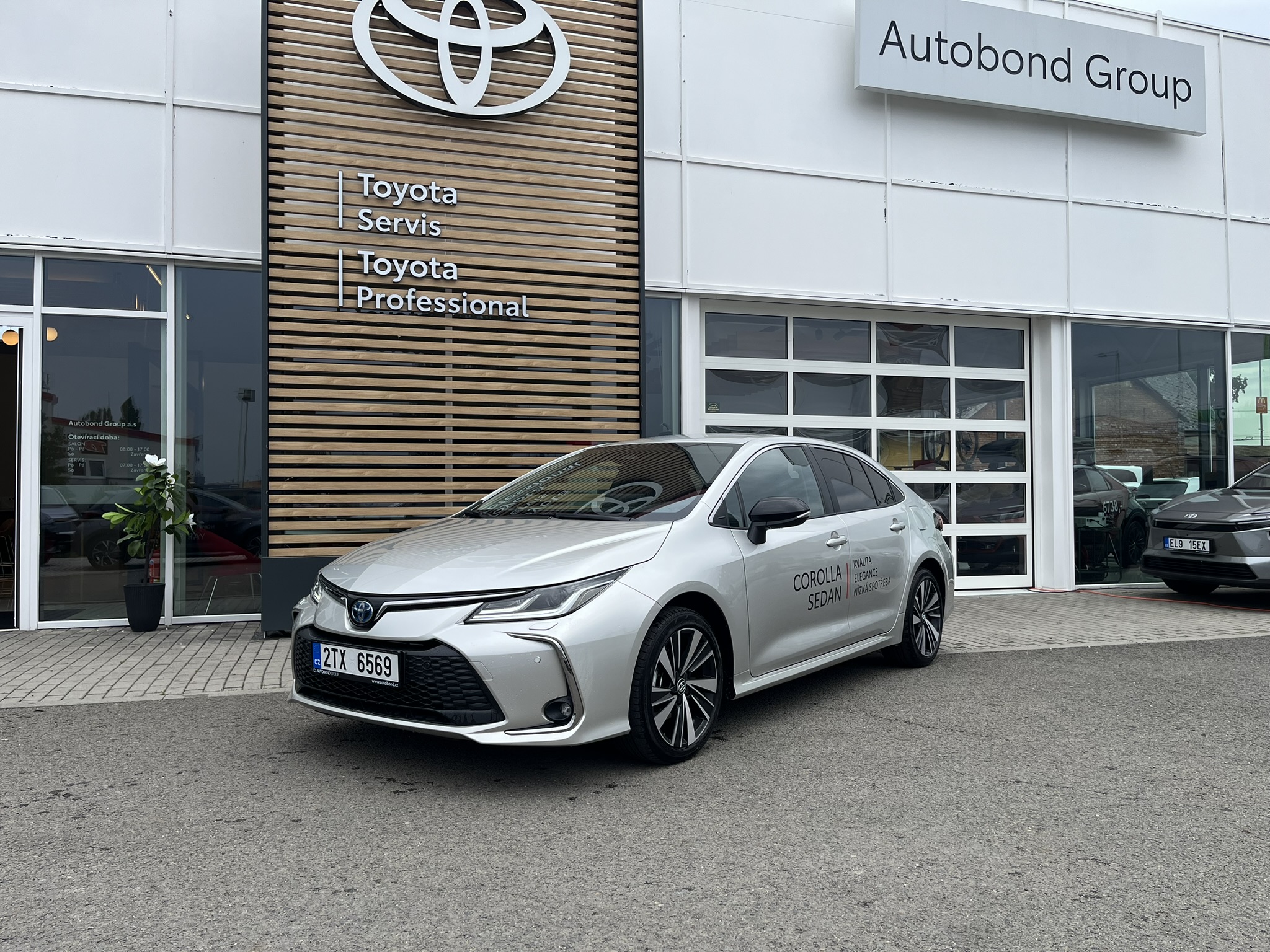 Toyota Corolla SD 1.8 HEV Style + TAŽNÉ ODNÍMATELNÉ
