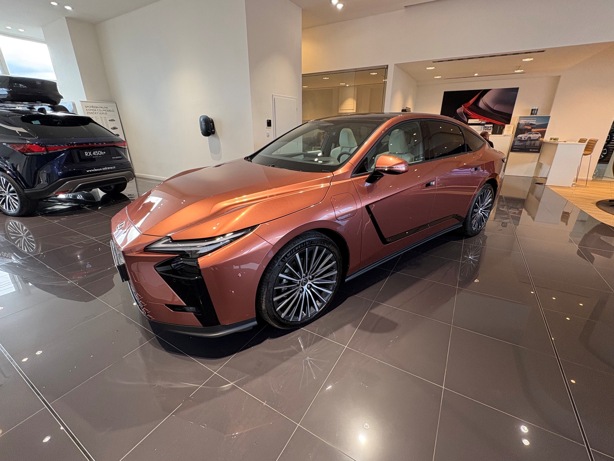 Vozidlo LEXUS ES 350e (2×4) ve výbavě LUXURY TOP, Barva Měděná Sonic (4Y5) , Interiér: Bílá (EA 03)