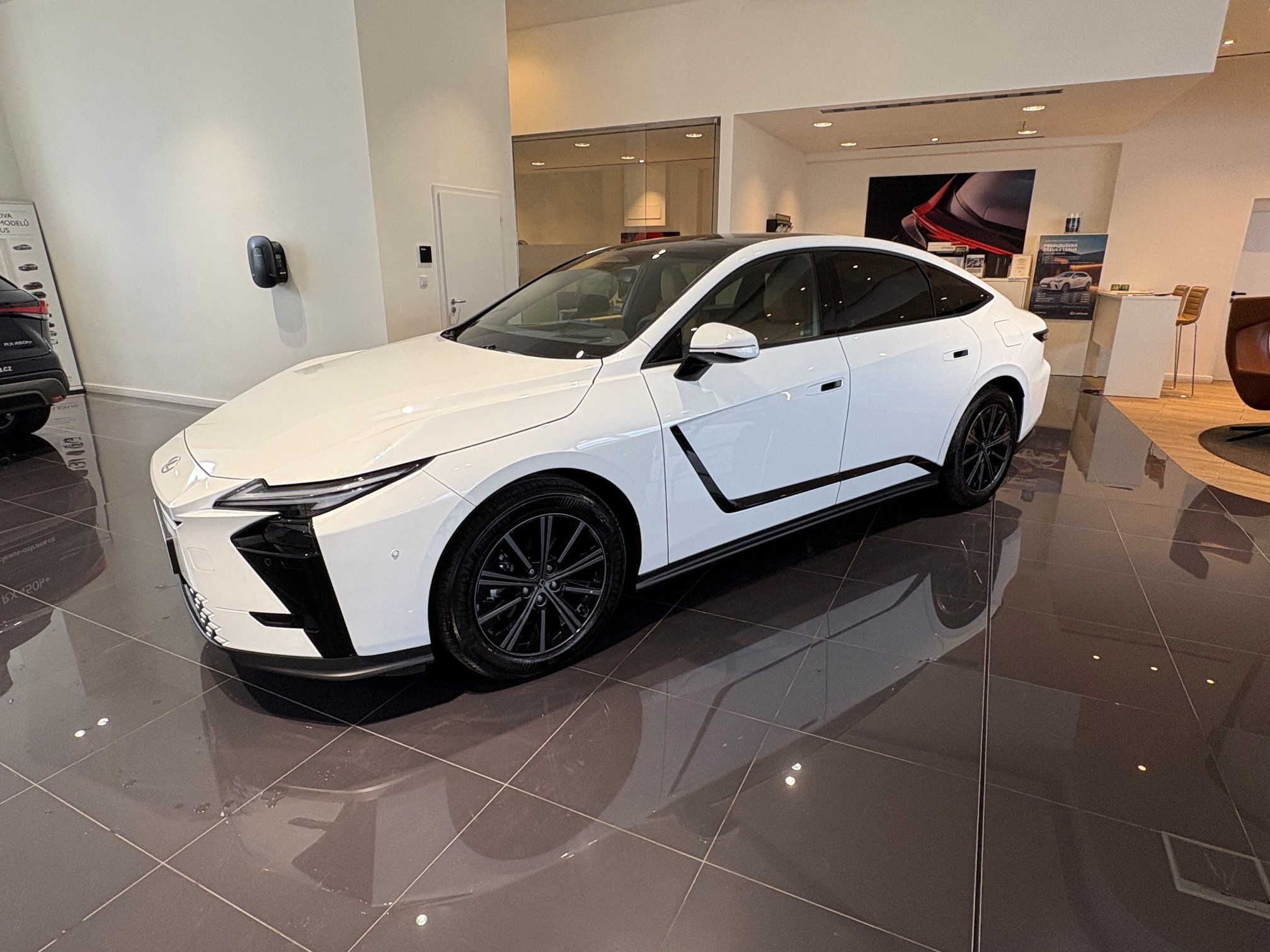 Vozidlo LEXUS ES 300h (4×4) ve výbavě PRESTIGE TOP, Barva: Bílá Sonic (085) , Interiér: Oříšková (EA 43)