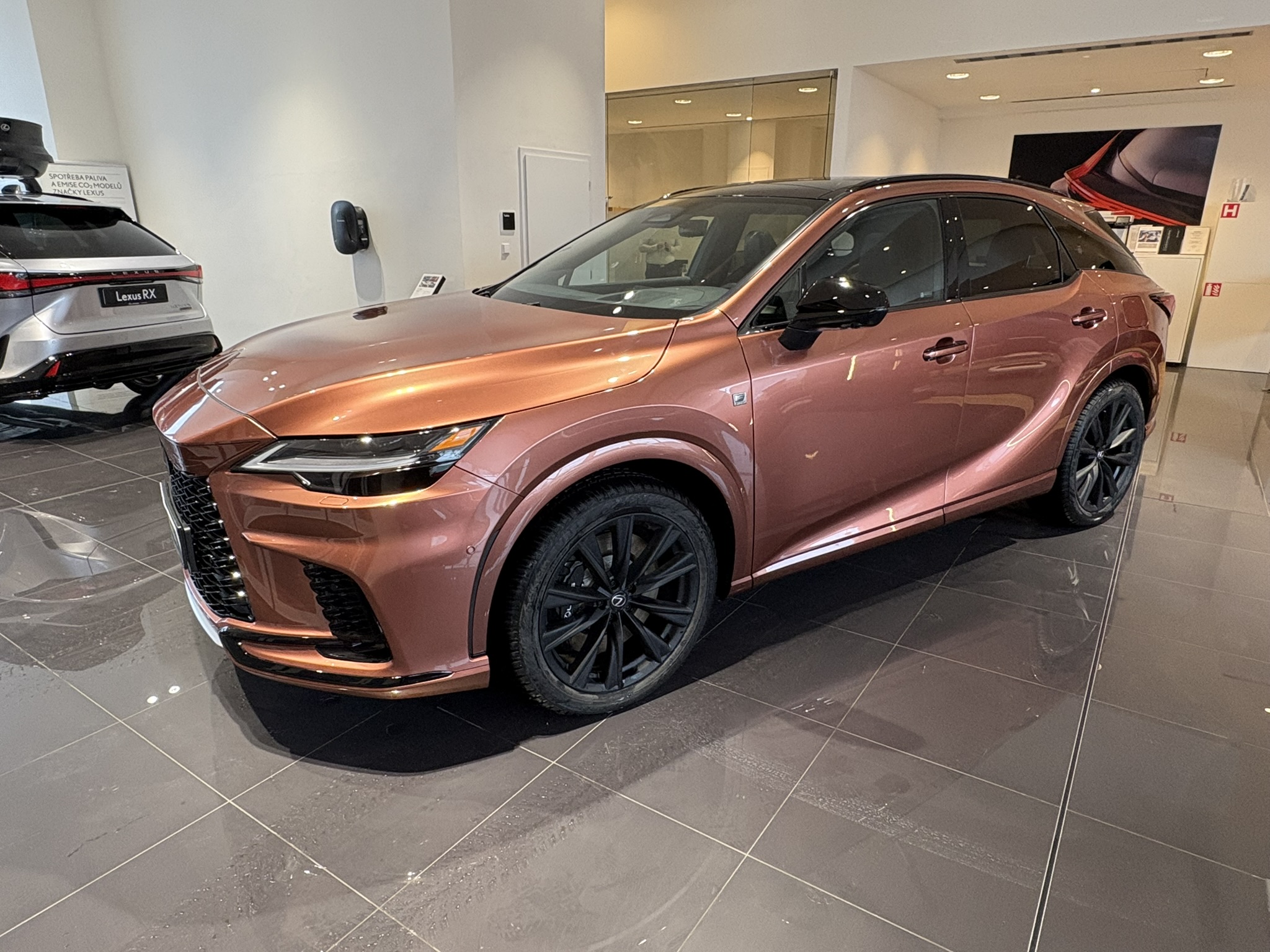 LEXUS RX 500h ve výbavě F SPORT + panoramic roof, Barva: Měděná Sonic (4Y5), Interiér: Kůže F SPORT Černá Hliníkové (LC 24)