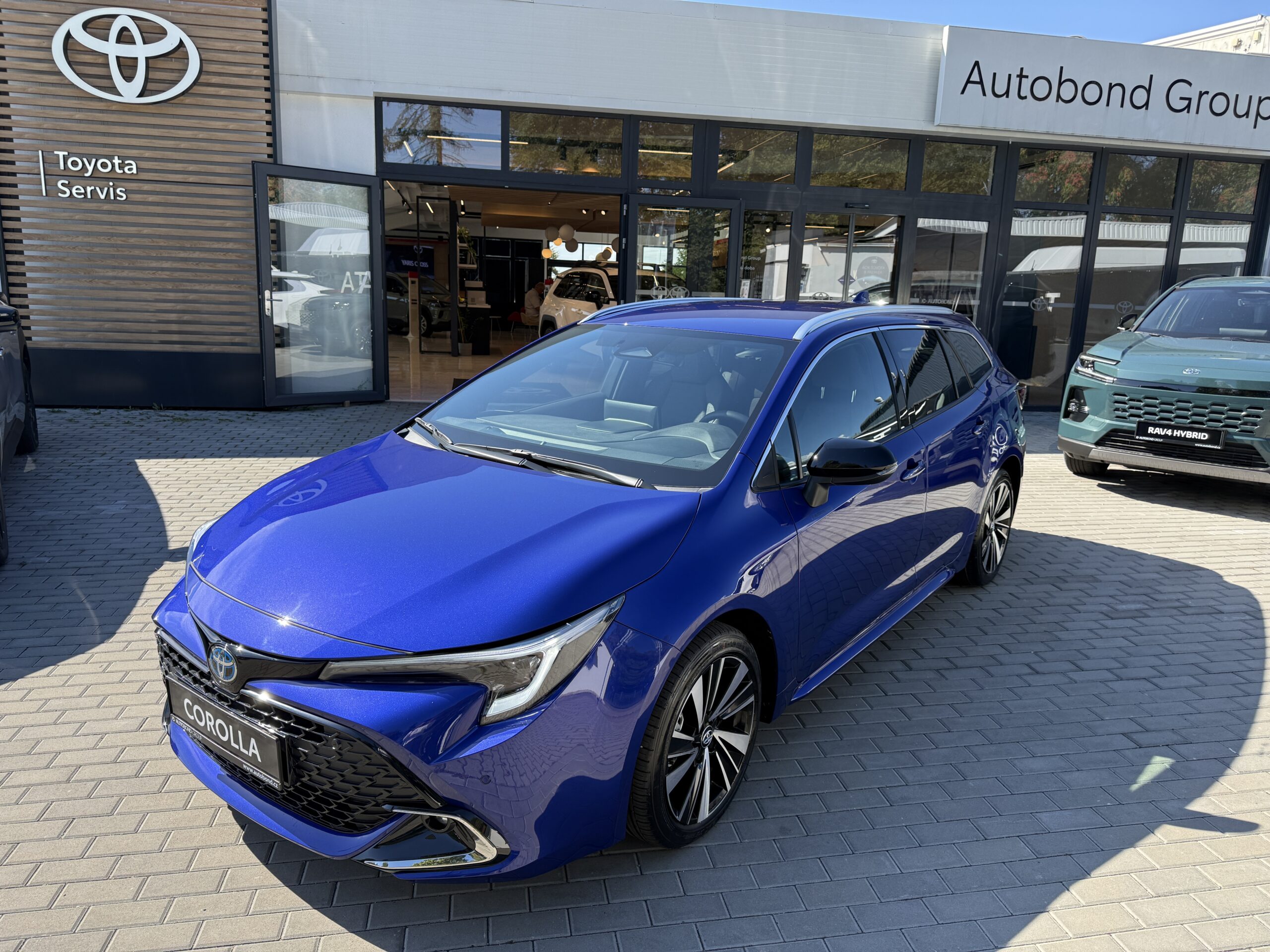 Toyota Corolla 1,8 HEV STYLE + zimní kola